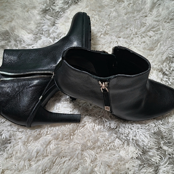 Tahari Black Leather Ankle Booties Size 9 M - Picture 4 of 9